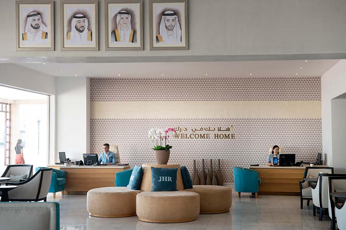 Lobbybereich des Jannah Hotels Resorts & Villas mit Rezeption und Sitzgelegenheiten.