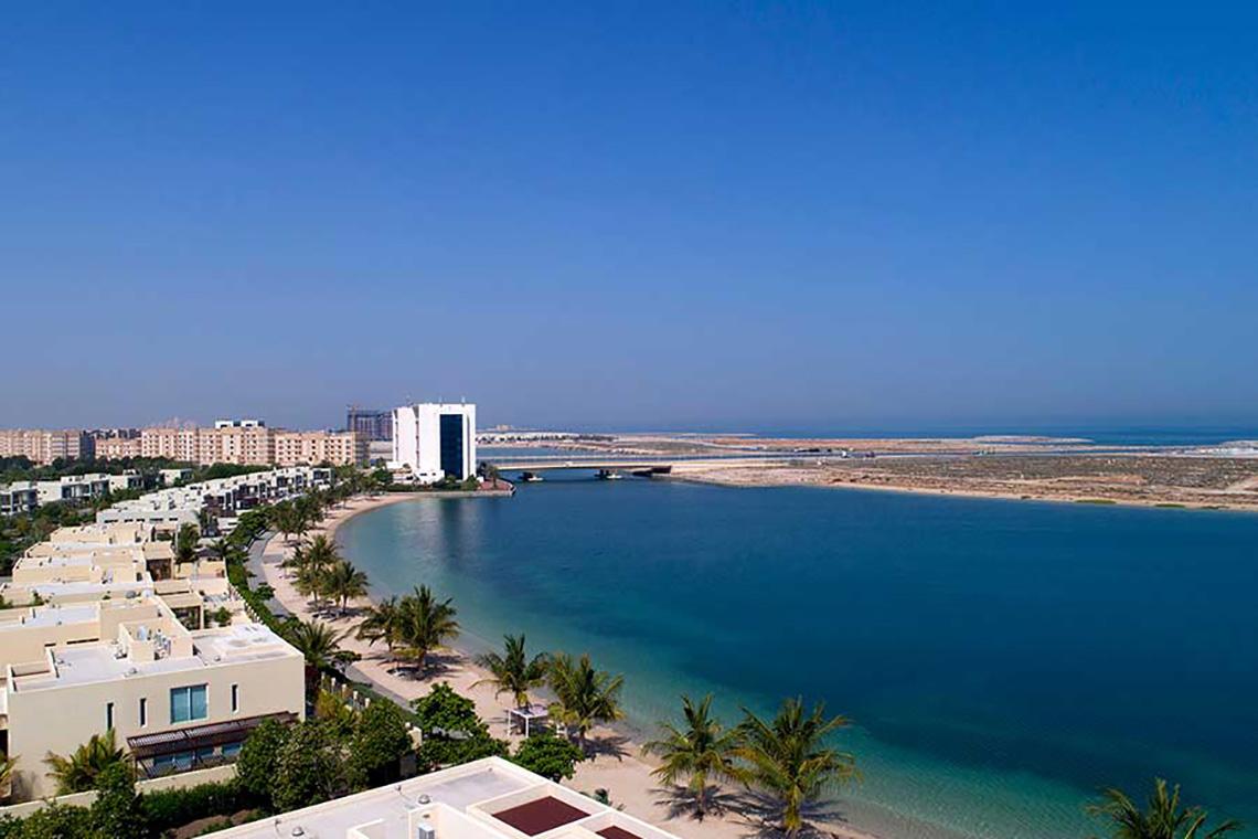 Luftaufnahme von Jannah Hotels Resorts & Villas mit Blick auf den Strand und das Meer
