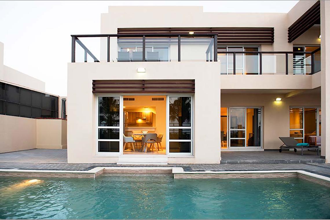 Jannah Hotels Resorts & Villas Villa mit Swimmingpool und Terrasse.