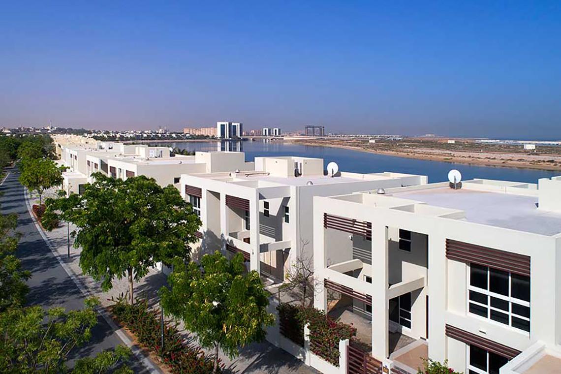 Luftaufnahme von Jannah Hotels Resorts & Villas mit Blick auf einen Kanal und die Stadt