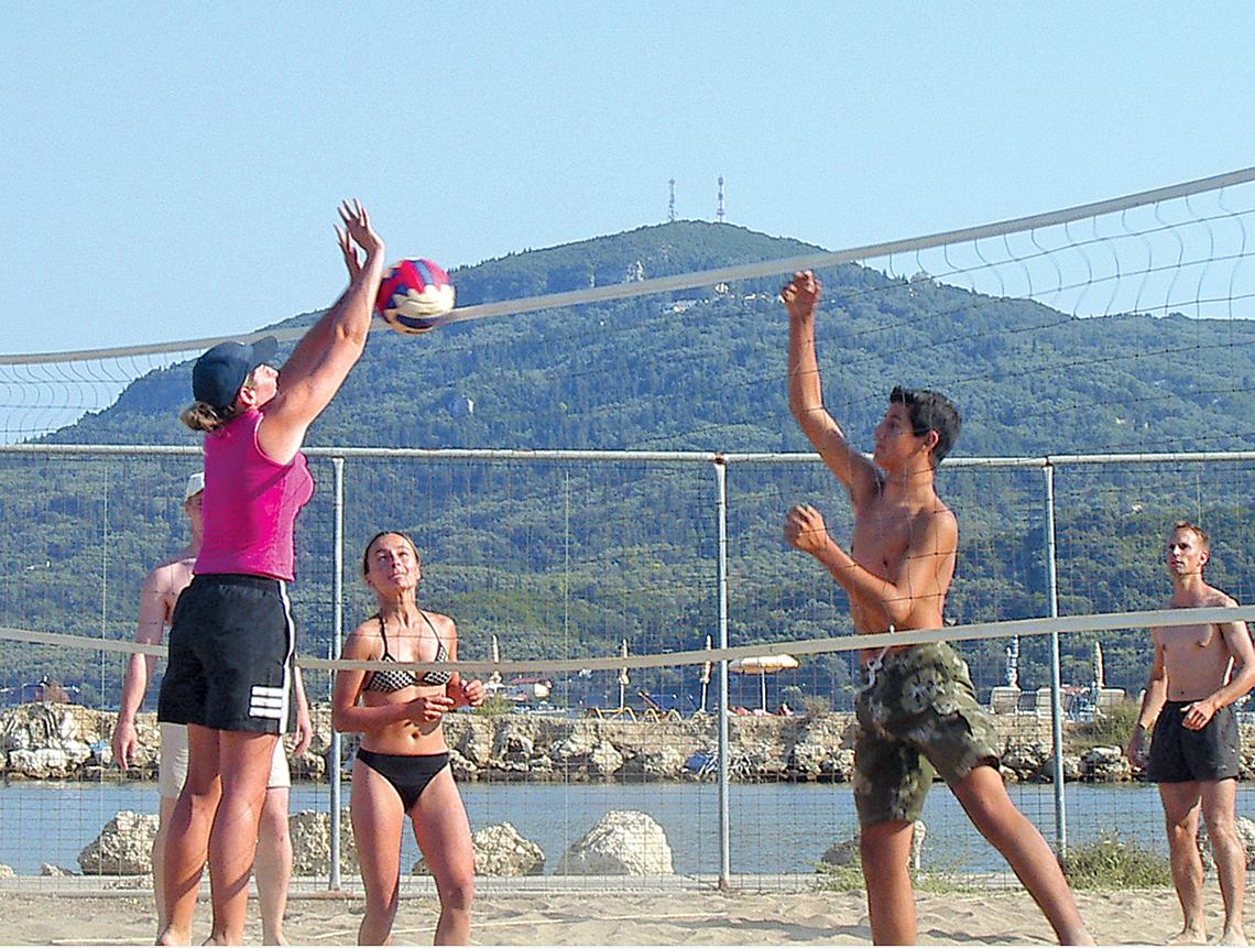 Volleyballspieler spielen am Strand des Messonghi Beach Holiday Resort.