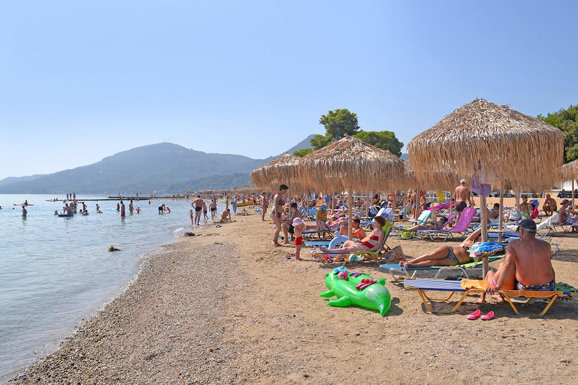 Viele Besucher entspannen auf dem Strand des Messonghi Beach Holiday Resorts.