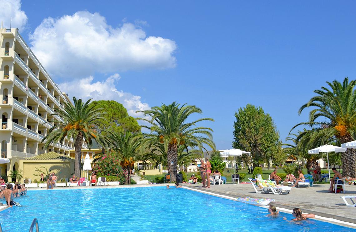 Außenpoolbereich des Messonghi Beach Holiday Resorts mit Hotelgebäude und Gästen.