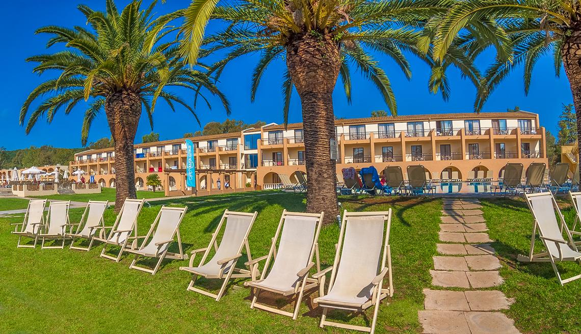 Messonghi Beach Holiday Resort vor einer Reihe von Terrassenstühlen auf dem Rasen