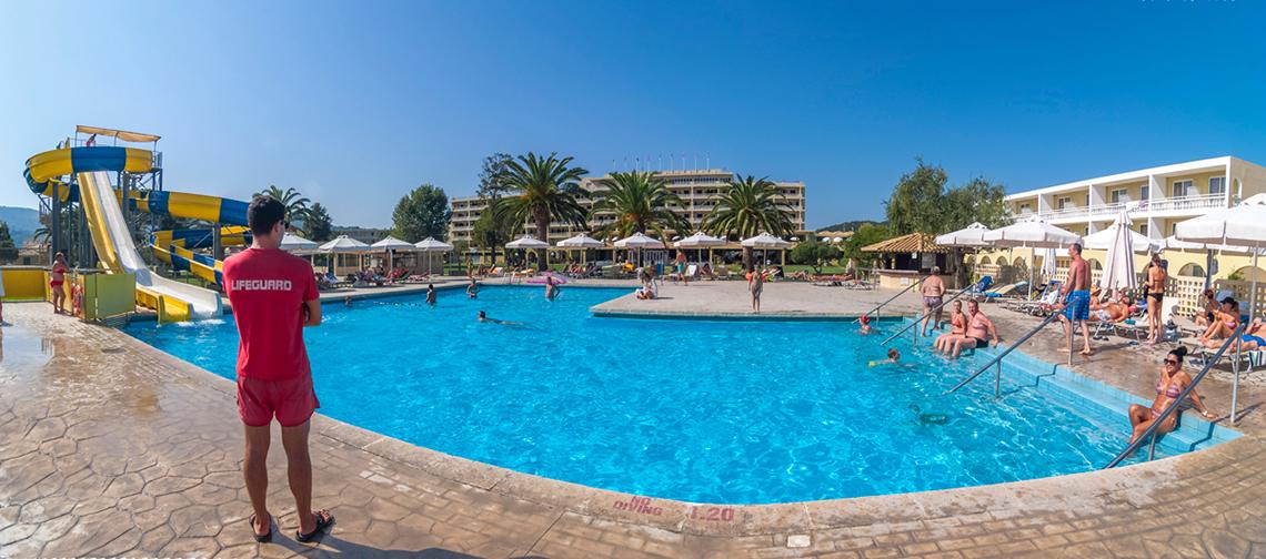 Poolbereich des Messonghi Beach Holiday Resort mit einem Rettungsschwimmer