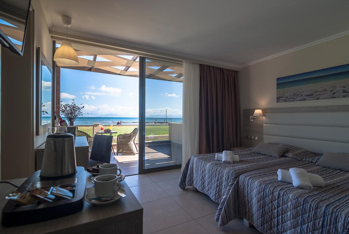Doppelzimmer mit Meerblick im Messonghi Beach Holiday Resort mit Terrasse, Betten, und Blick auf das Meer.