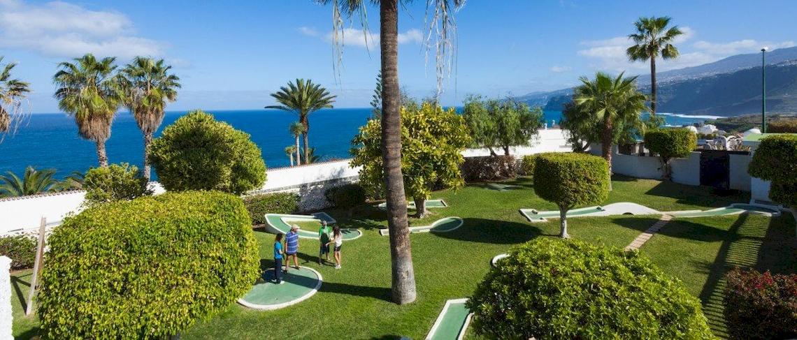 Aussicht auf den Golfplatz im Freien des Bluesea Interpalace Hotels mit Blick auf das Meer.