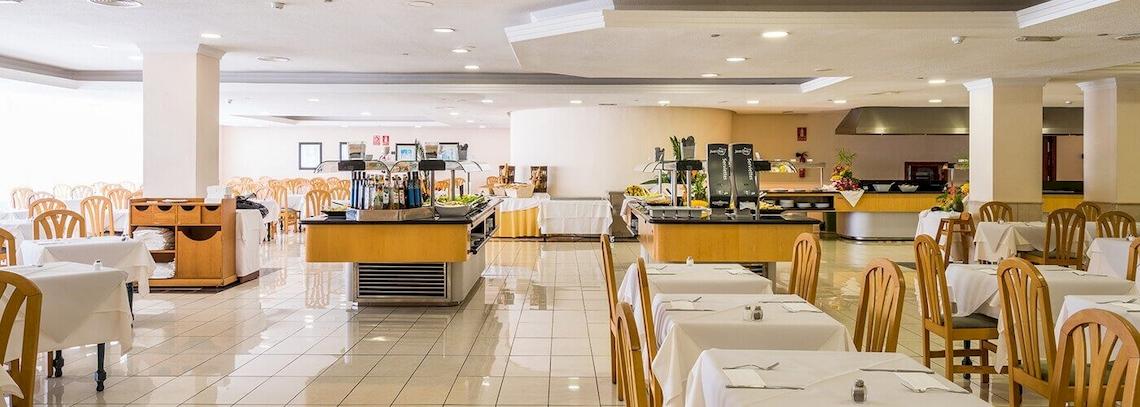 Frühstücksraum im Bluesea Interpalace Hotel mit gedeckten Tischen und Buffets.