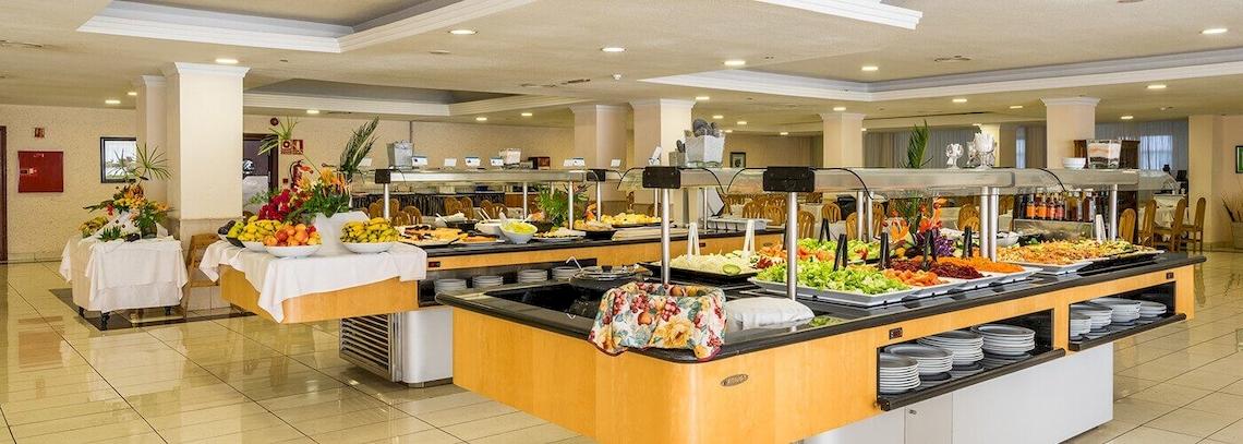 Buffet im Bluesea Interpalace Hotel mit verschiedenen Gerichten und Früchten.