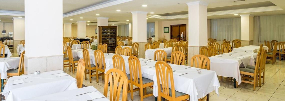 Restaurant im Bluesea Interpalace Hotel mit gedeckten Tischen und Stühlen.