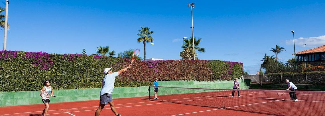 Tennisspieler auf einem roten Tennisplatz bei Bluesea Interpalace