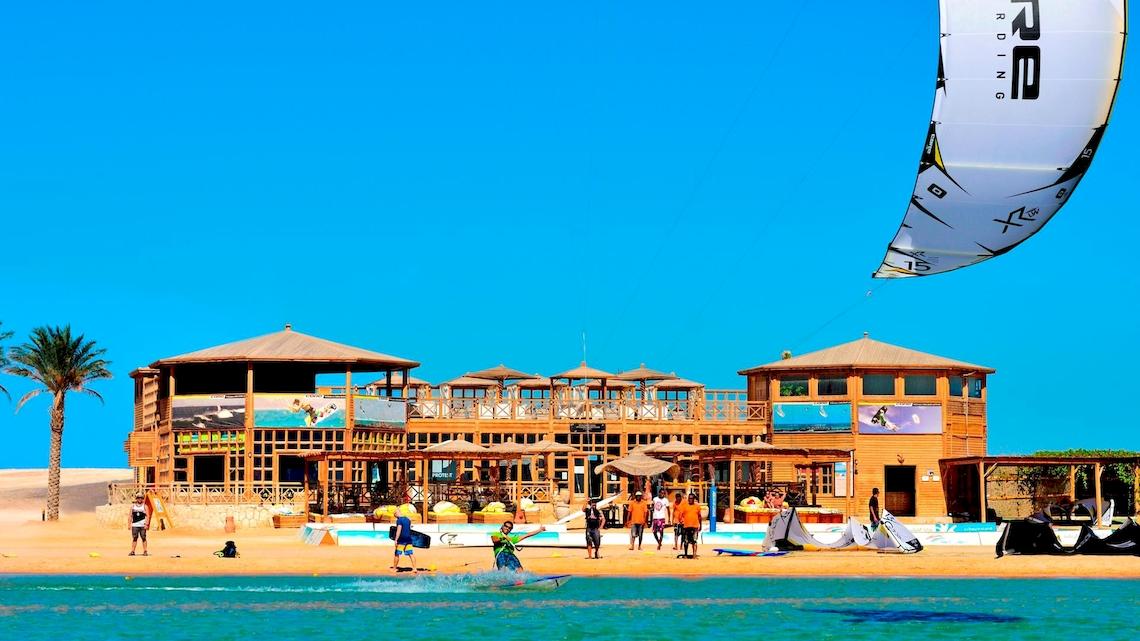 Strandszene mit Kitesurfern vor dem Kempinski Hotel Soma Bay