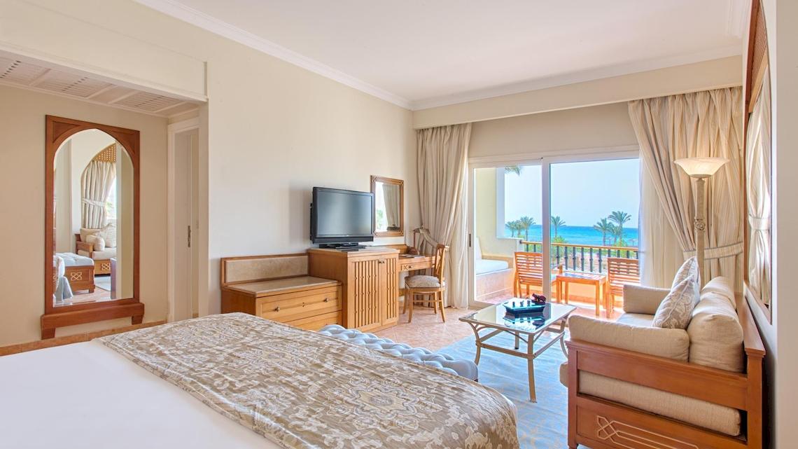 Hotelzimmer mit Fernseher, Schreibtisch und Meerblick im Kempinski Hotel Soma Bay