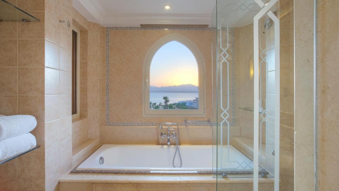 Badezimmer im Kempinski Hotel Soma Bay mit Badewanne und Aussicht auf das Meer.