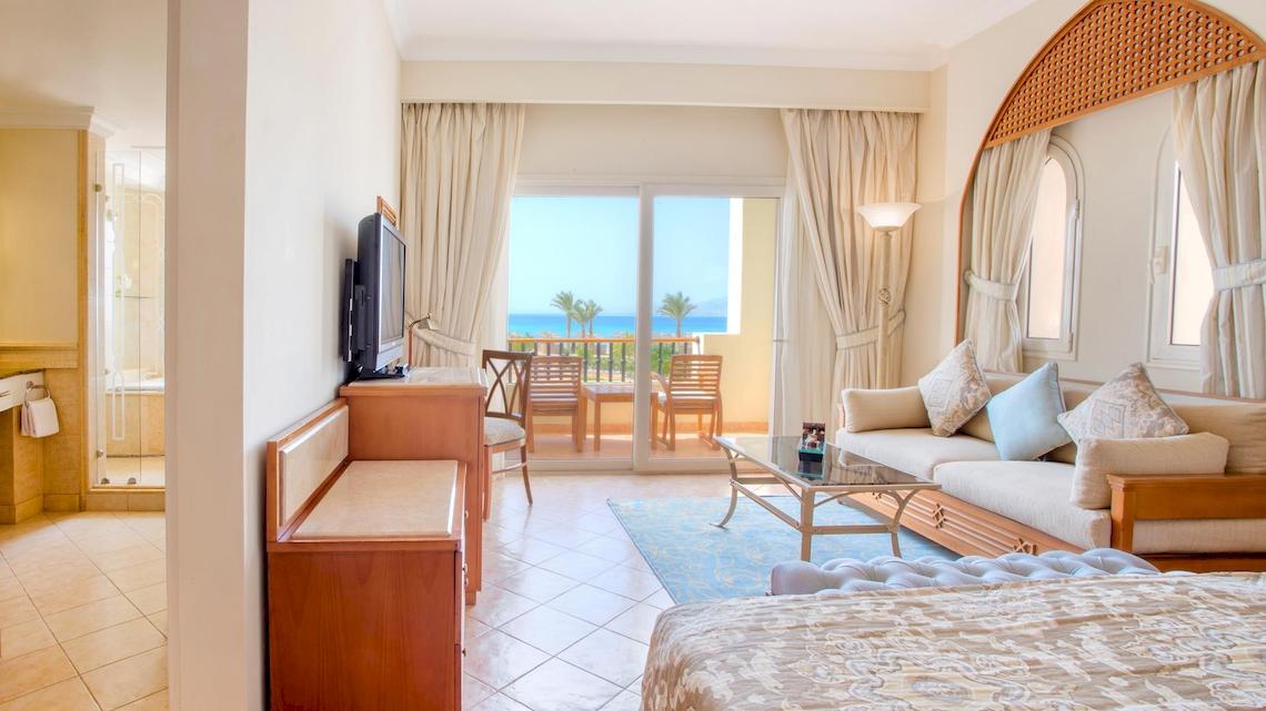 Innenansicht der Suite im Kempinski Hotel Soma Bay mit Blick auf den Ozean.