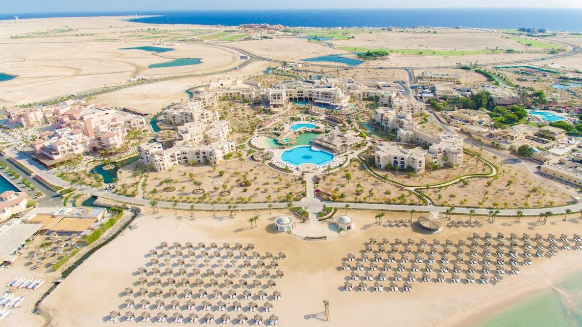 Luftaufnahme des Kempinski Hotels Soma Bay mit Swimmingpool und Strand
