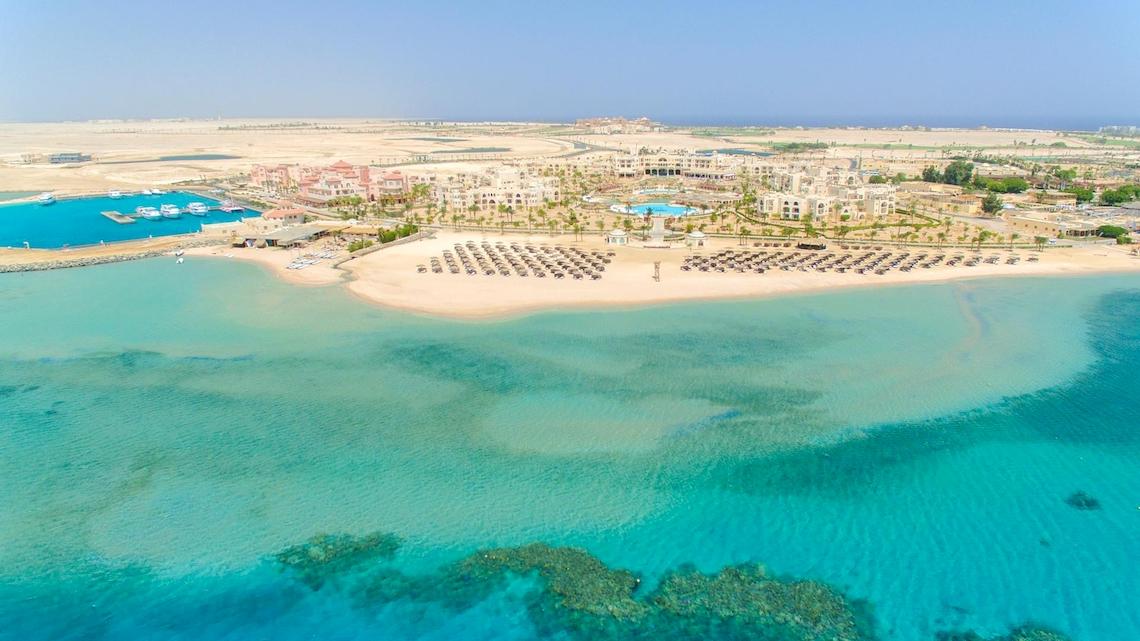 Luftaufnahme des Kempinski Hotel Soma Bay mit Strand, Gebäuden und blauem Wasser