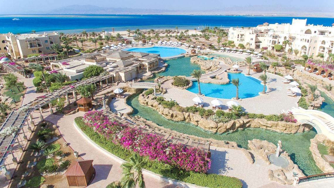 Luftaufnahme des Kempinski Hotels Soma Bay mit Swimmingpool und Meerblick