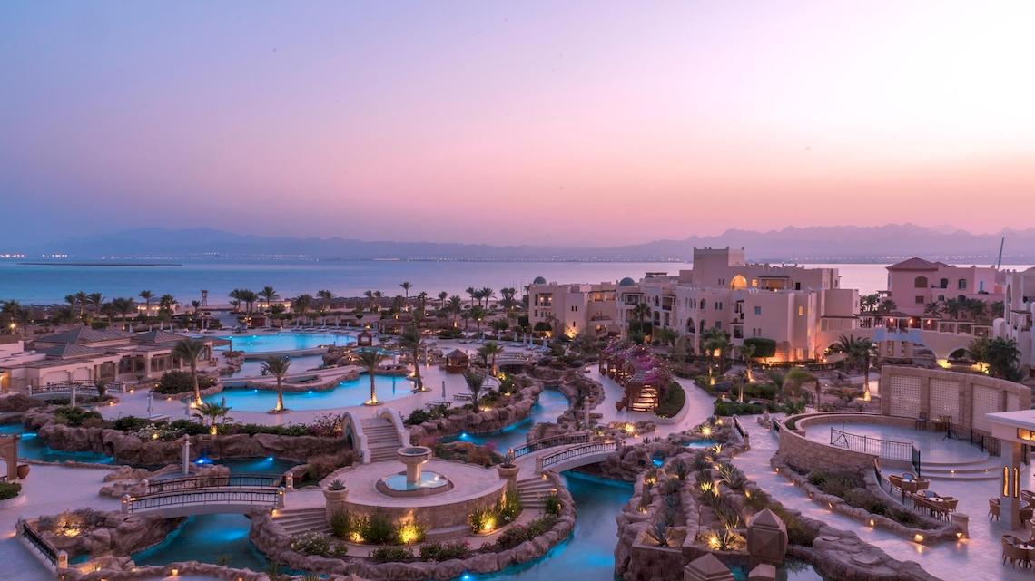 Luftaufnahme des Kempinski Hotels Soma Bay mit Pools und Meer im Hintergrund.