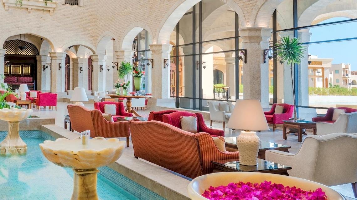 Lobby des Kempinski Hotels Soma Bay mit großen Fenstern und Innenpool.
