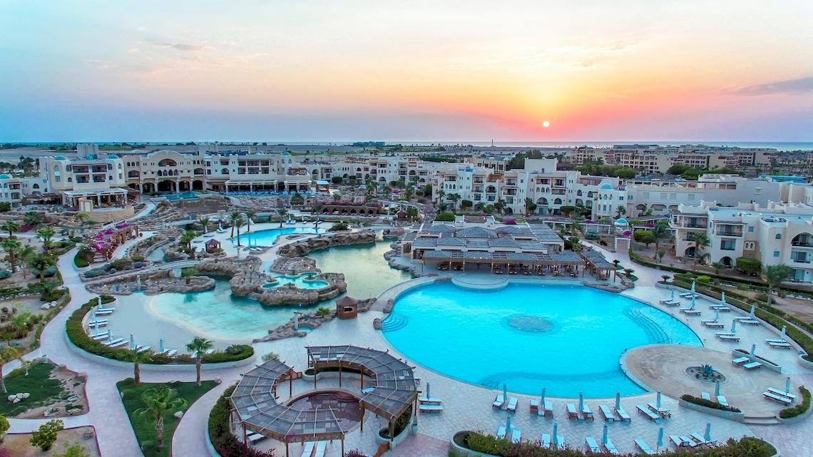 Kempinski Hotel Soma Bay mit Swimmingpools und Sonnenuntergang im Hintergrund