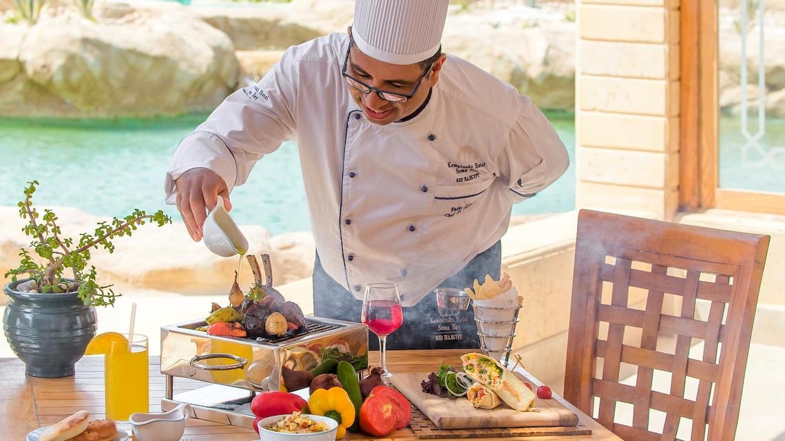 Chef beim Grillen am Pool im Kempinski Hotel Soma Bay