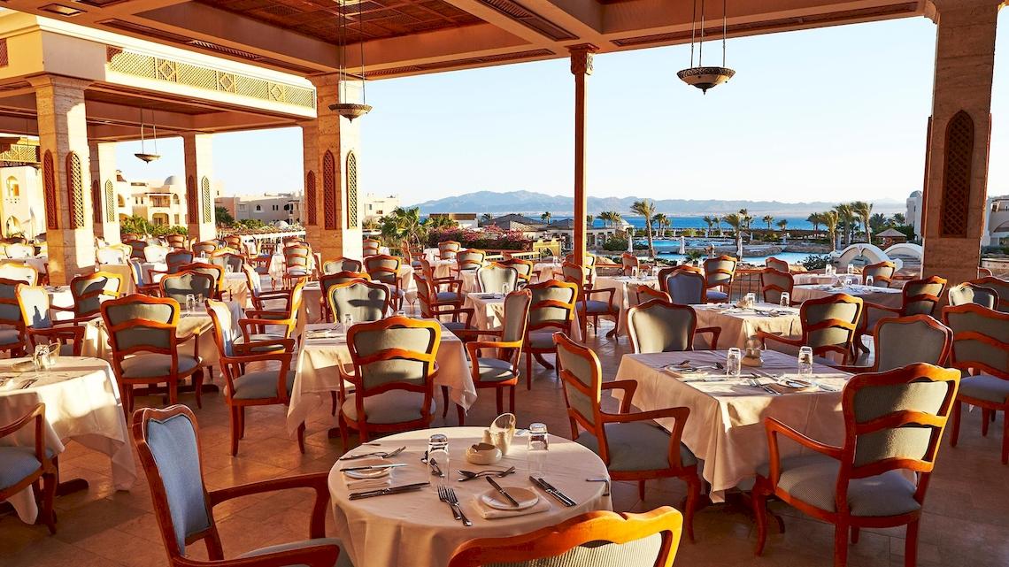 Restaurant im Kempinski Hotel Soma Bay mit Blick auf den Pool und die Berge