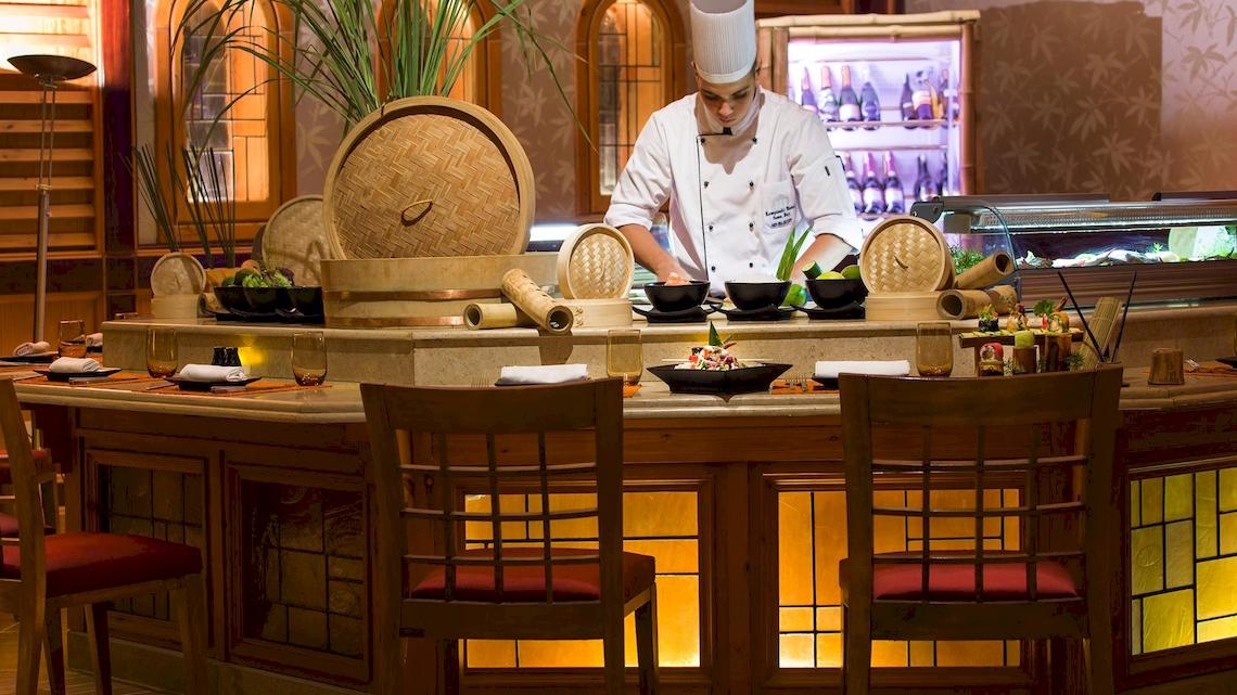 Koch am Sushi-Bar im Kempinski Hotel Soma Bay