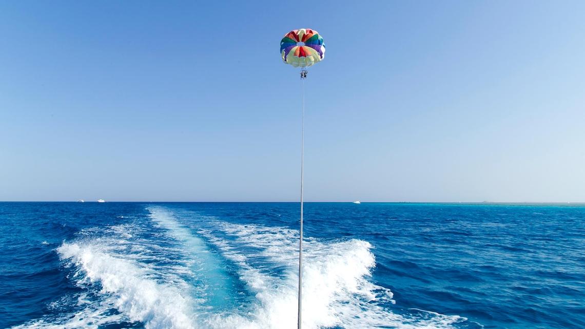 Parasailing im Ozean in der Nähe des Kempinski Hotels Soma Bay