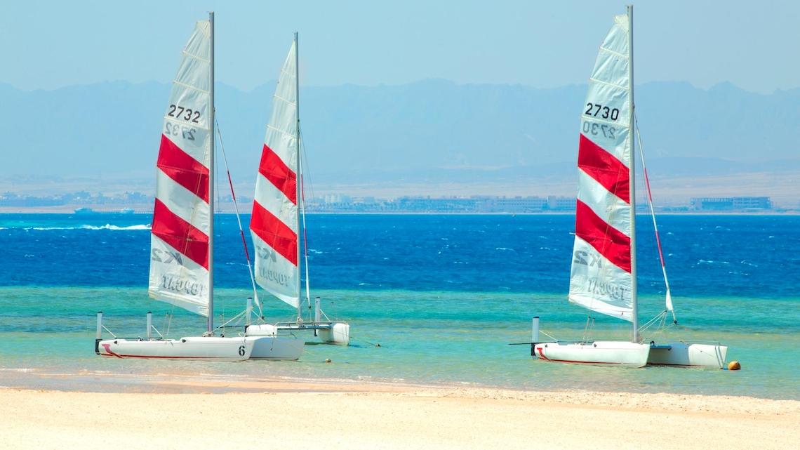 Drei Segelboote am Strand des Kempinski Hotel Soma Bay.