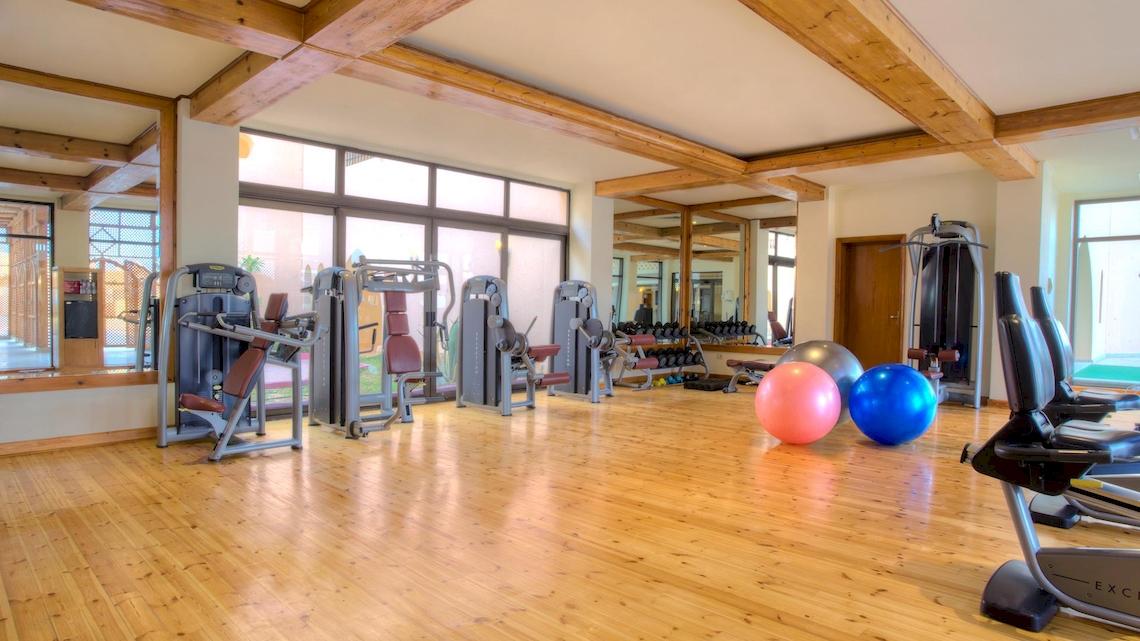 Fitnessraum im Kempinski Hotel Soma Bay mit verschiedenen Trainingsgeräten und großen bunten Bällen.