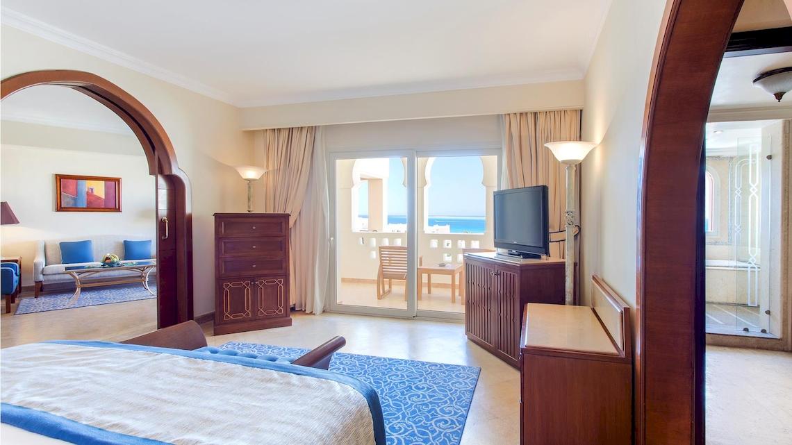 Zimmer im Kempinski Hotel Soma Bay mit Meerblick, Fernseher, und Möbeln