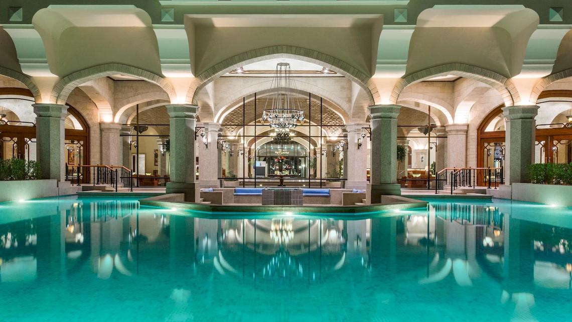 Der Innenpool des Kempinski Hotels Soma Bay mit kristallklarem Wasser und eleganter Architektur.