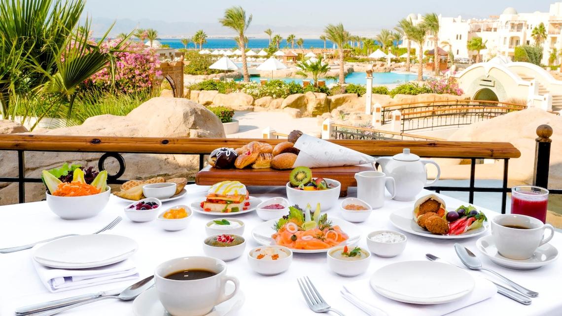 Frühstücksbuffet auf der Terrasse des Kempinski Hotel Soma Bay mit Blick auf das Meer.