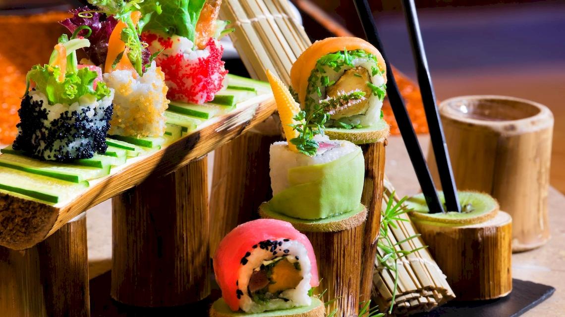 Sushi-Buffet im Kempinski Hotel Soma Bay mit verschiedenen Sushi-Rollen und Zutaten.