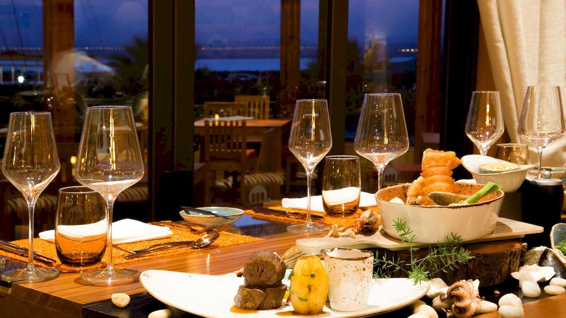 Essen auf dem Tisch im Kempinski Hotel Soma Bay mit Blick auf das Meer.