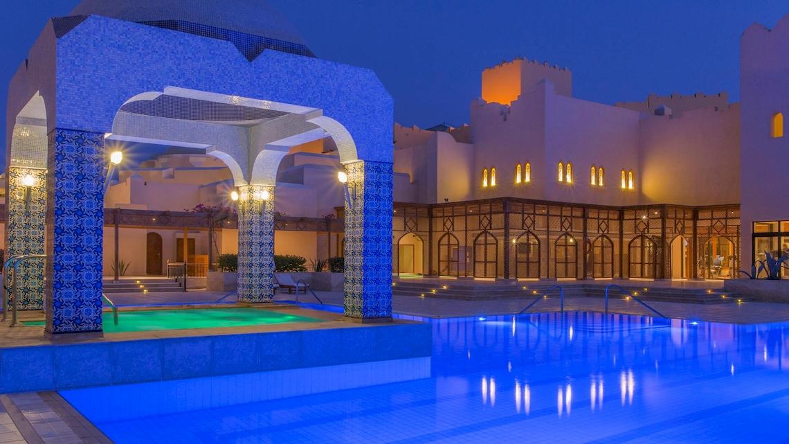 Außenbereich des Kempinski Hotel Soma Bay mit Swimmingpool und blauen Lichtern bei Nacht