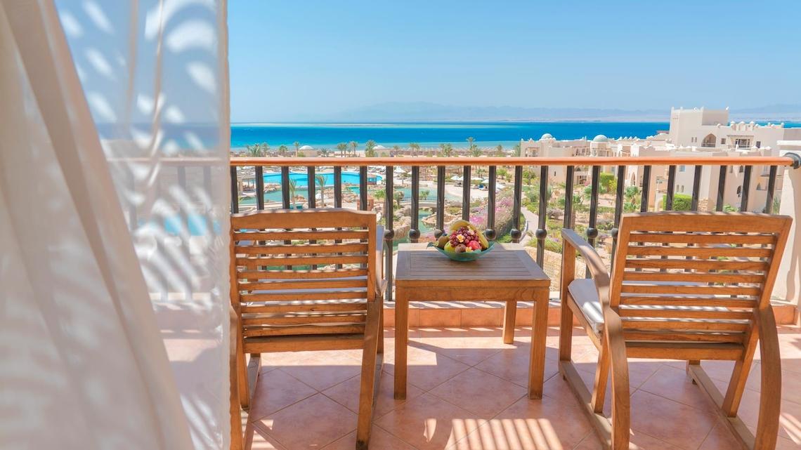 Balkon im Kempinski Hotel Soma Bay mit Blick auf das Meer und das Hotel.
