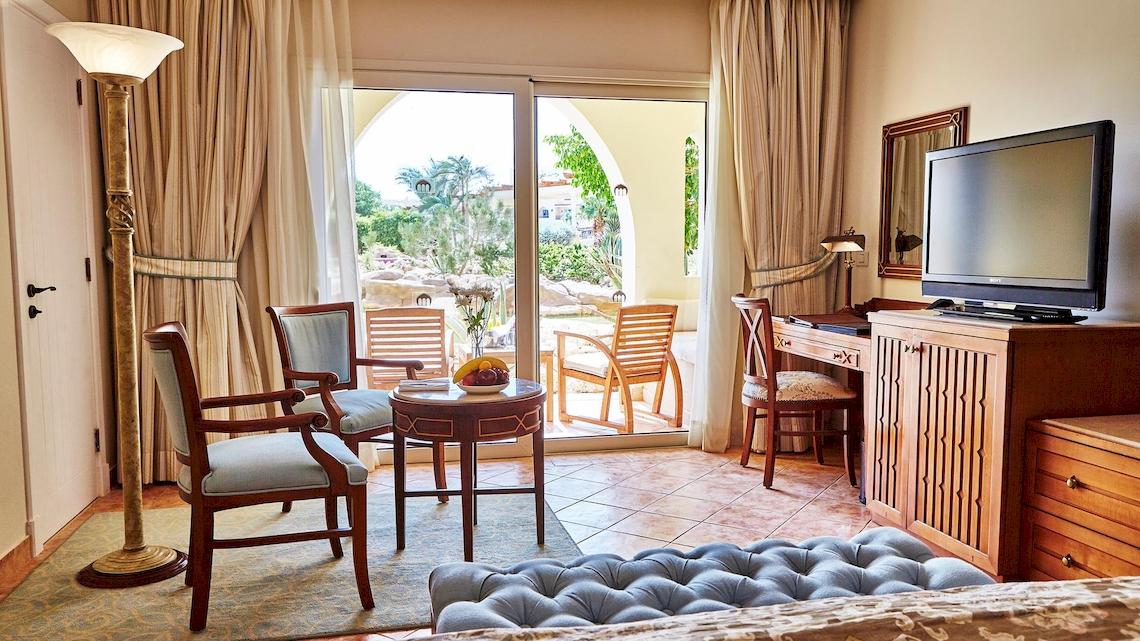 Hotelzimmer des Kempinski Hotels Soma Bay mit Wohnzimmer und Schlafzimmerbereich.