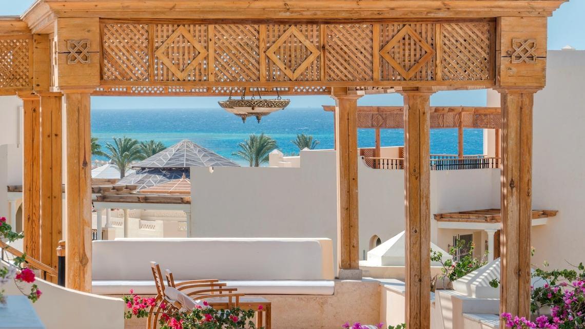 Aussicht vom Balkon des Kempinski Hotel Soma Bay auf das Meer und die umliegende Landschaft.