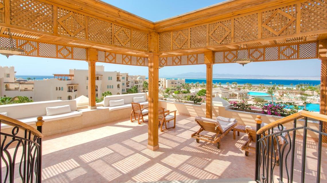 Ausblick von der Terrasse des Kempinski Hotels Soma Bay mit Swimmingpool und Meer.