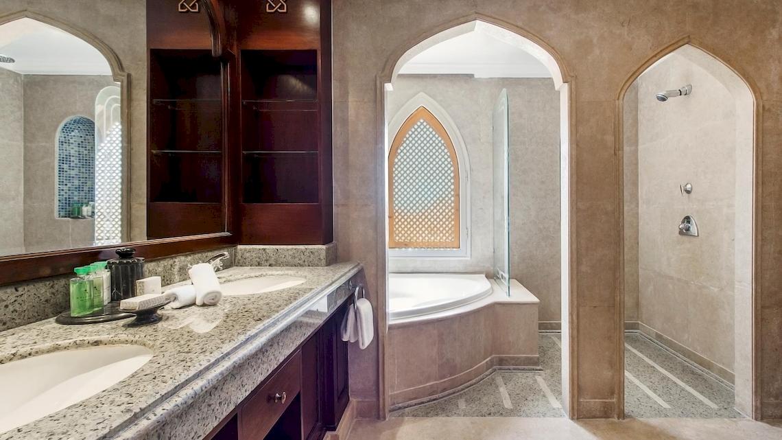 Badezimmer im Kempinski Hotel Soma Bay mit Marmor-Waschtisch, Badewanne und Dusche.