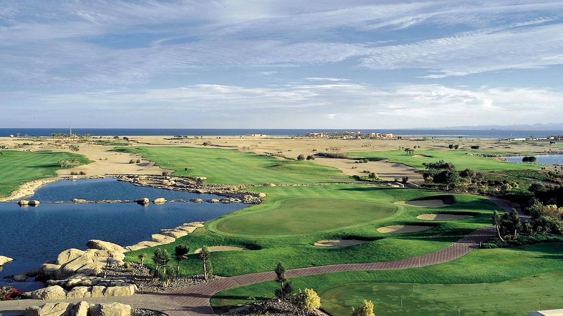 Luftaufnahme des Golfplatzes vom Kempinski Hotel Soma Bay mit Blick auf das Meer und die Landschaft.