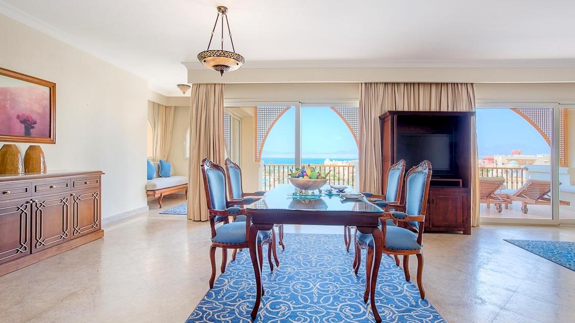 Esszimmer im Kempinski Hotel Soma Bay mit Blick auf das Meer und einem Tisch mit Früchten.