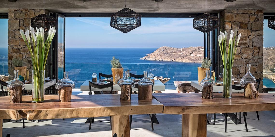 Innenansicht des Myconian Utopia Resorts mit Blick auf das Meer und eine Insel