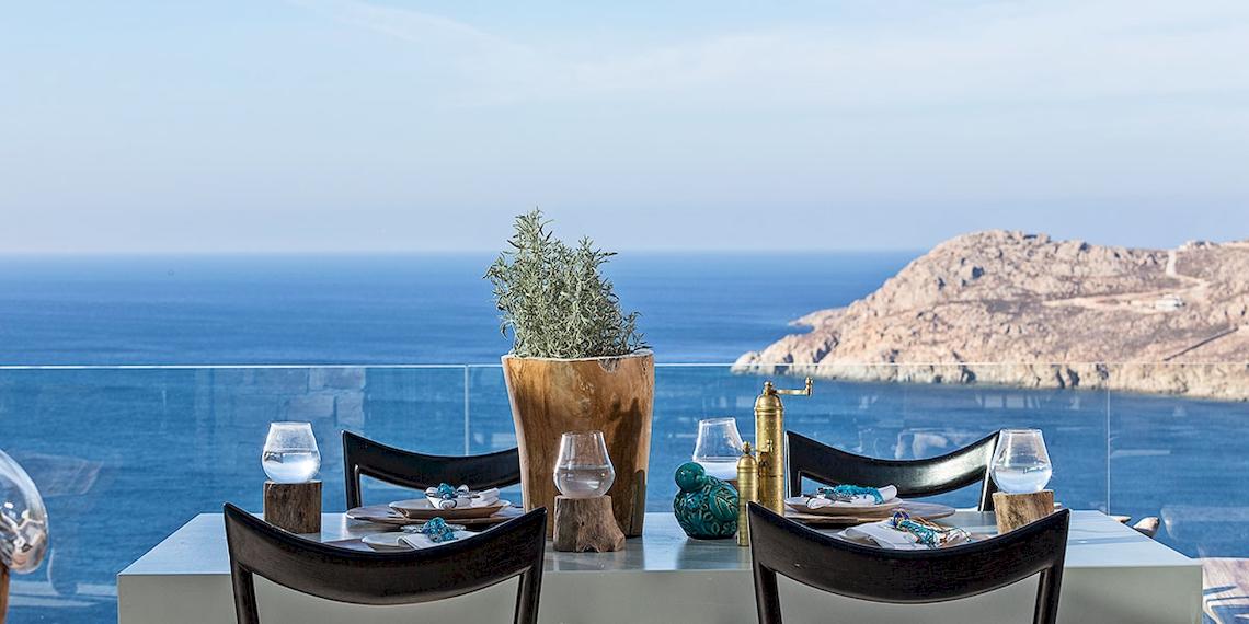 Terrassentisch im Myconian Utopia Resort mit Meerblick