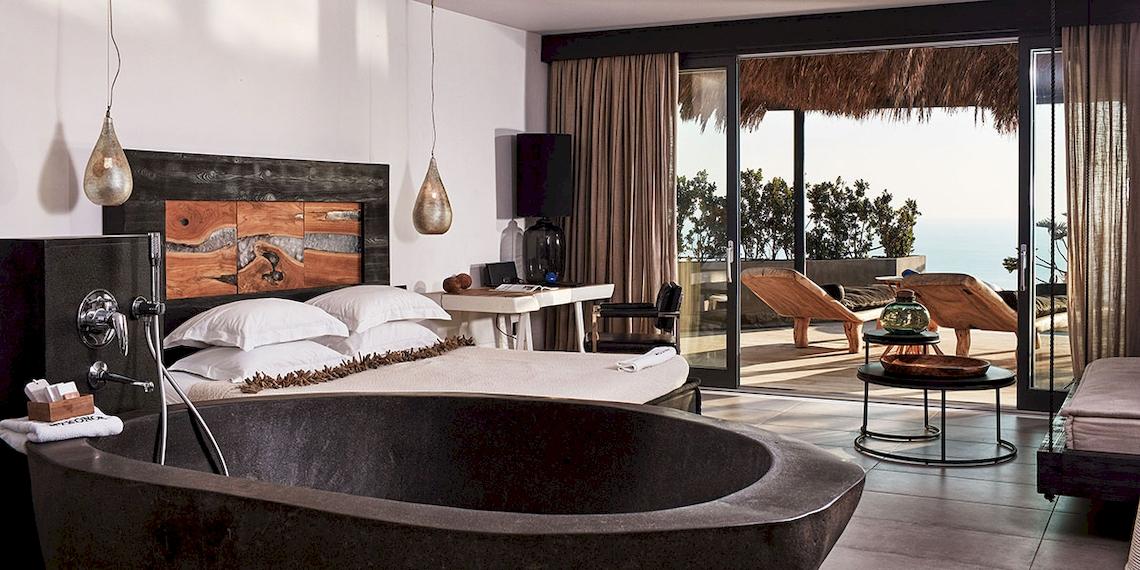 Luxuriöses Schlafzimmer mit freistehender Badewanne im Myconian Utopia Resort.