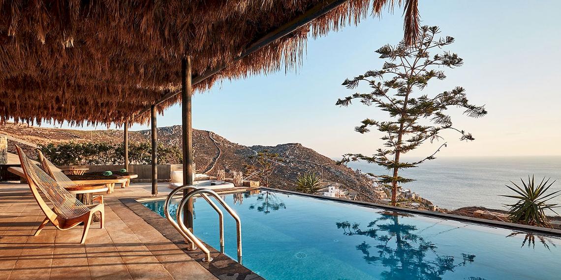 Poolterrasse des Myconian Utopia Resorts mit Blick auf das Meer und die Berge