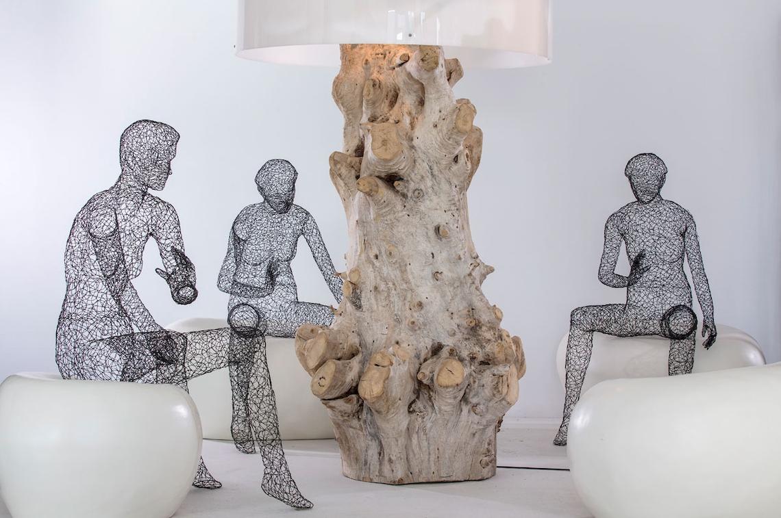 Drei Stühle mit Drahtmodell und großer Lampenfüße aus Holz