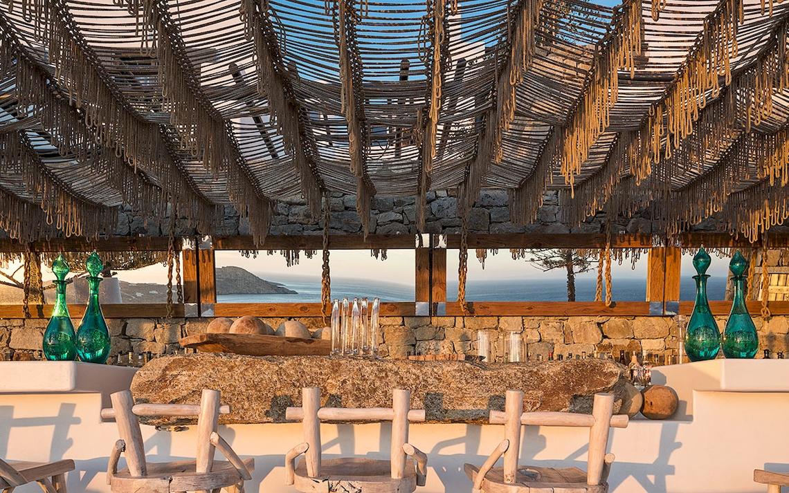 Innenansicht der Bar im Myconian Utopia Resort mit Blick auf das Meer.